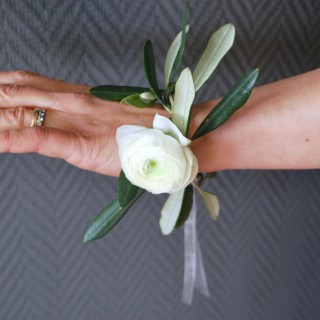 Armband av olivkvistar och vit ranunkel