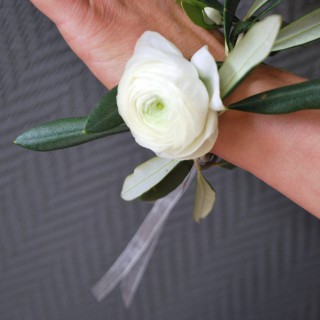 Armband av olivkvist och vit ranunkel